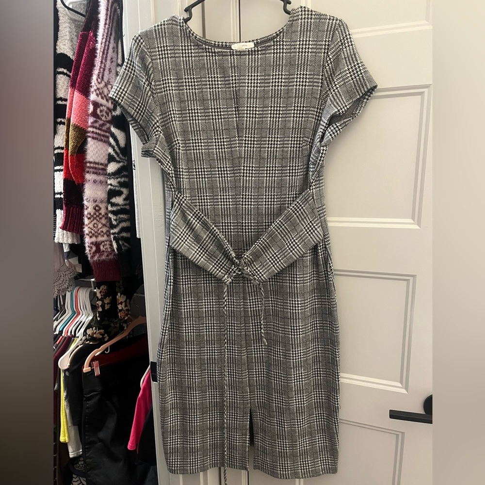 Houndstooth fitted dress with attached belt